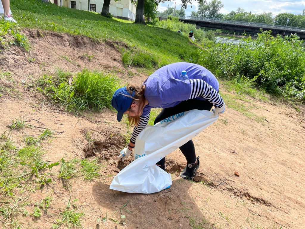 Местный Ресурсный центр добровольчества организовал субботник в рамках нашей акции на берегах реки Полисть в г. Старая Русса