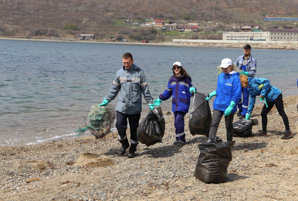 100 сотрудников компании «Транснефть – Порт Козьмино» организовали масштабную уборку берегов залива Находка вблизи причалов терминала