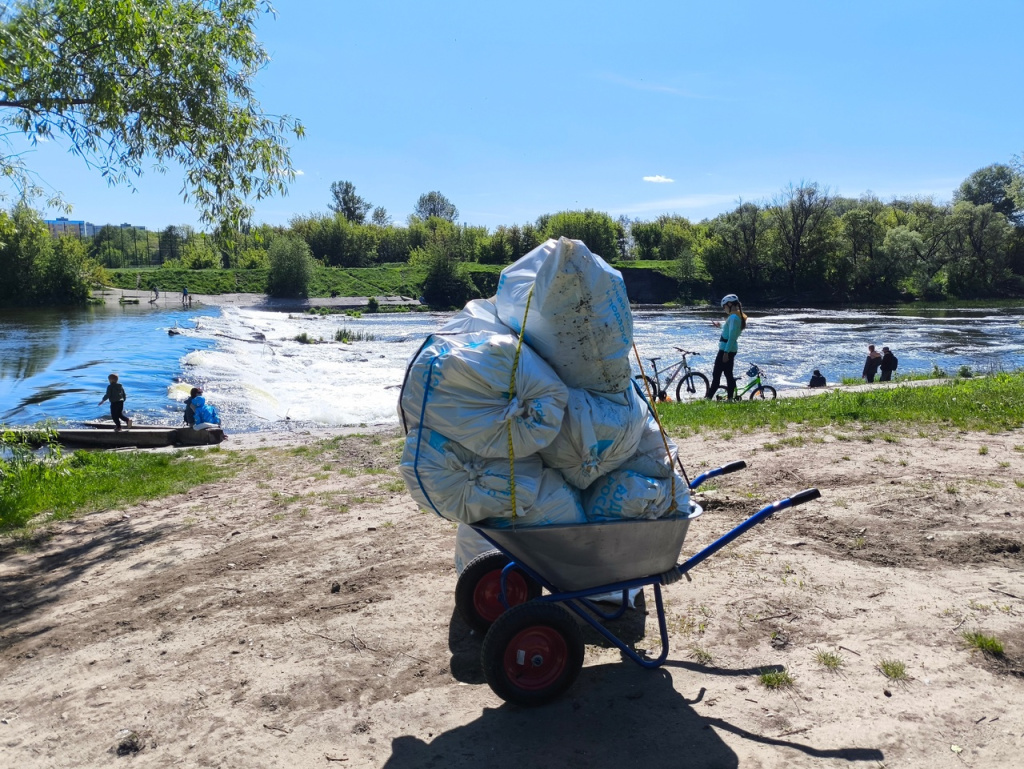Вдоль нескольких тропинок разместили мешки «Вода России», куда бросают мусор.