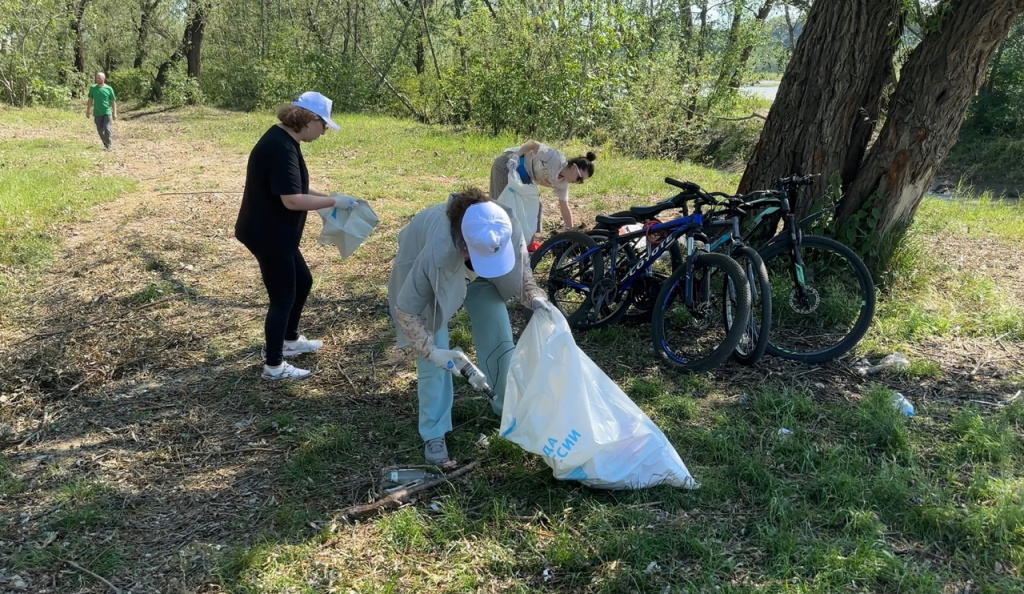 100 человек вышли на берега реки Кубань в Черкесске