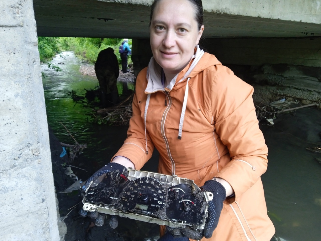 Новый самокат извлекли из воды алтайские волонтеры