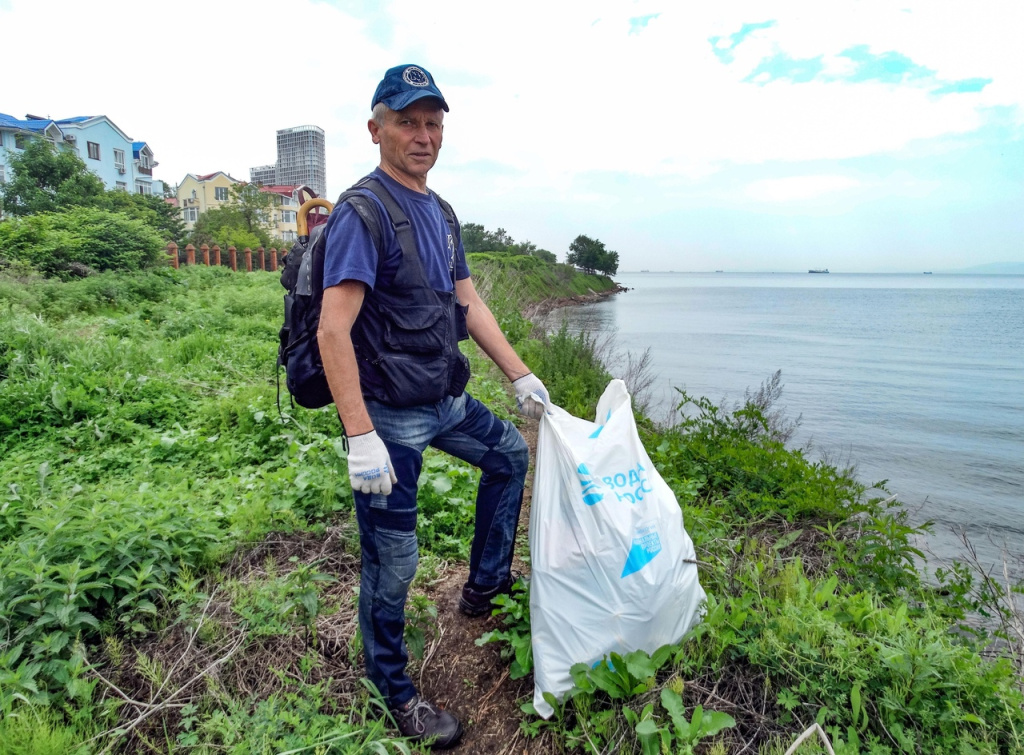 Субботник в рамках акции «Вода России» организовали сотрудники Приморской государственной картинной галереи.