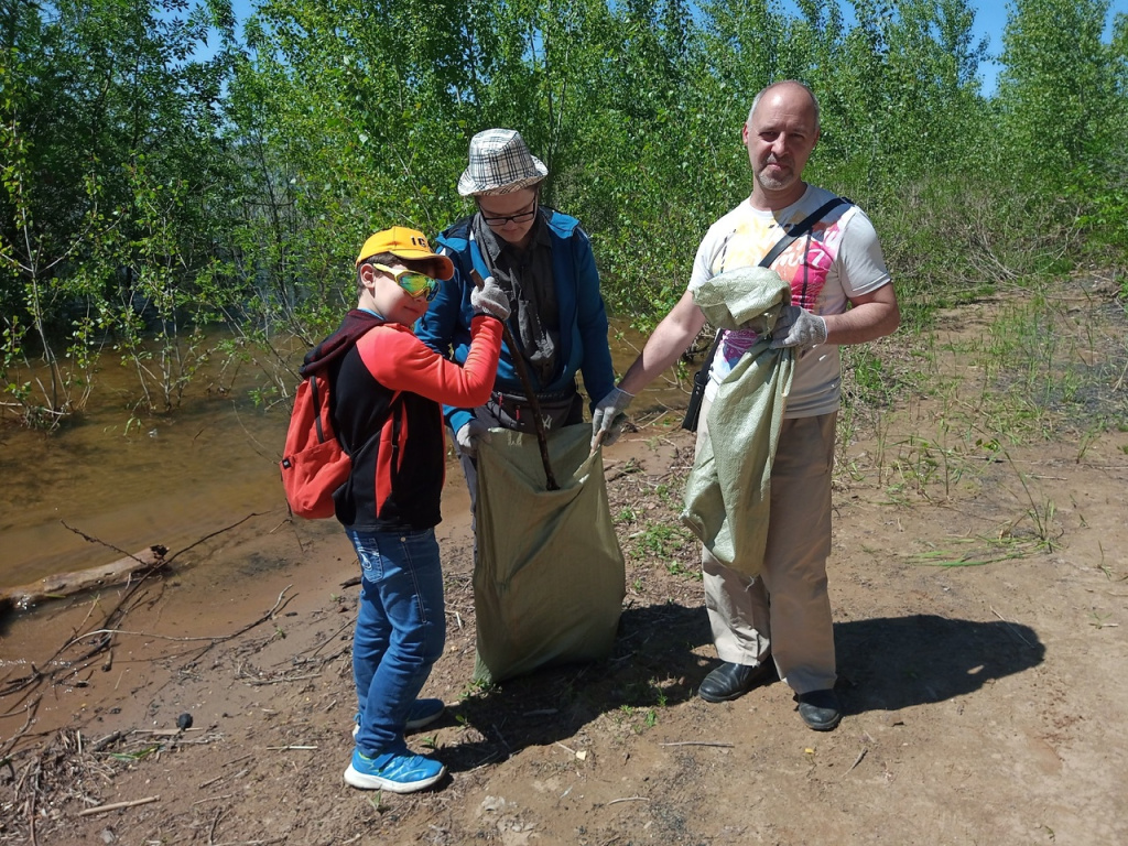 В Волгоградской области волонтеры совместили субботник с семейным праздником
