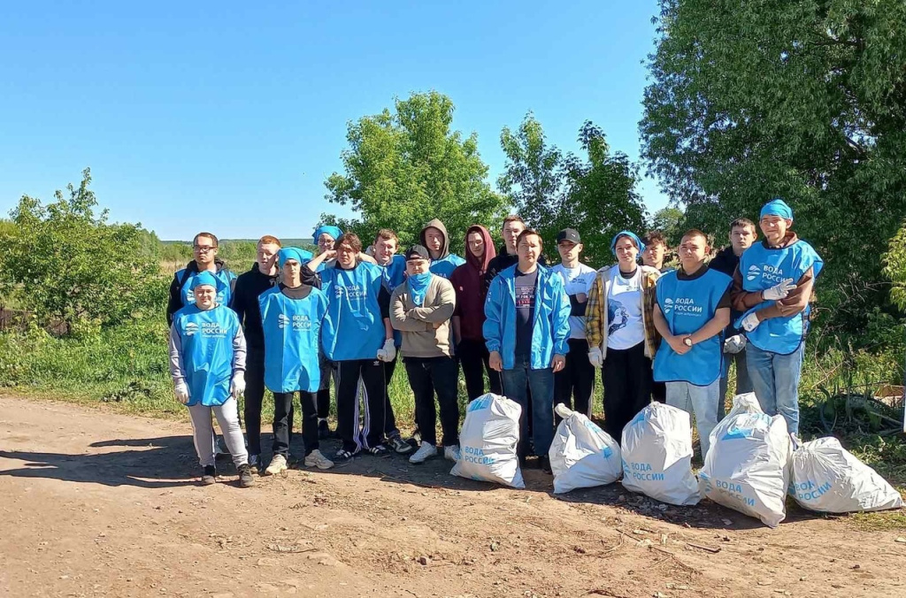 В Самарской области будущие нефтяники проводят серию субботников на берегах рек и прудов региона