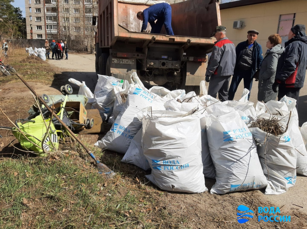 30 человек вышли на субботник в г. Северске Томской области.