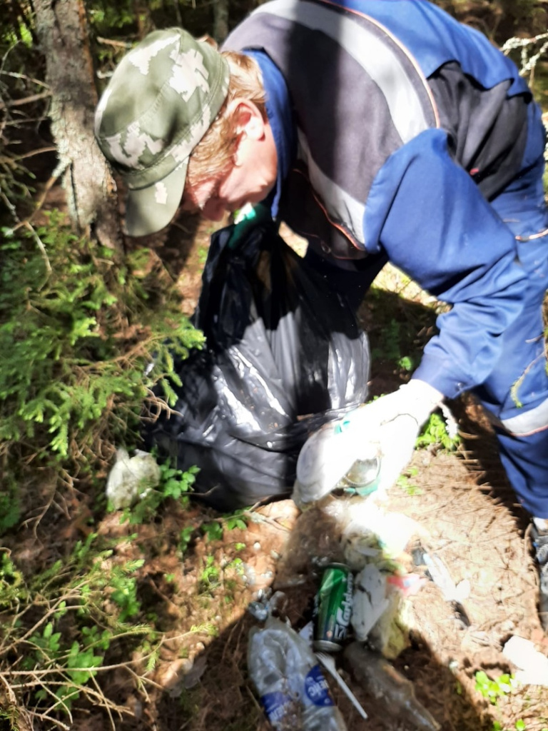 10 мешков мусора вывезли с берегов Ладожского озера волонтеры Карелии.