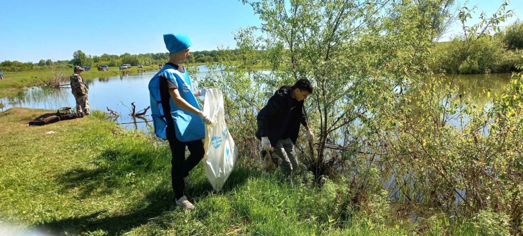 В Самарской области будущие нефтяники проводят серию субботников на берегах рек и прудов региона