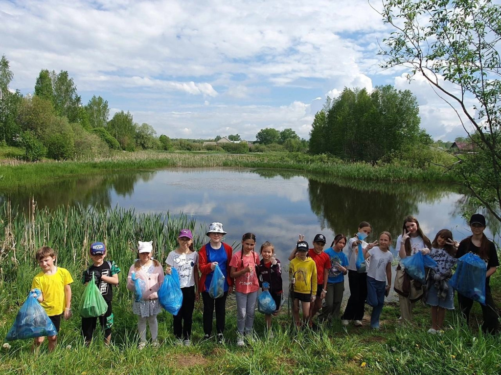 Воспитанники центра дополнительного образования «Дар» в г. Кунгуре привели в порядок километр береговой линии реки Сылвы и берег Грачевского озера.