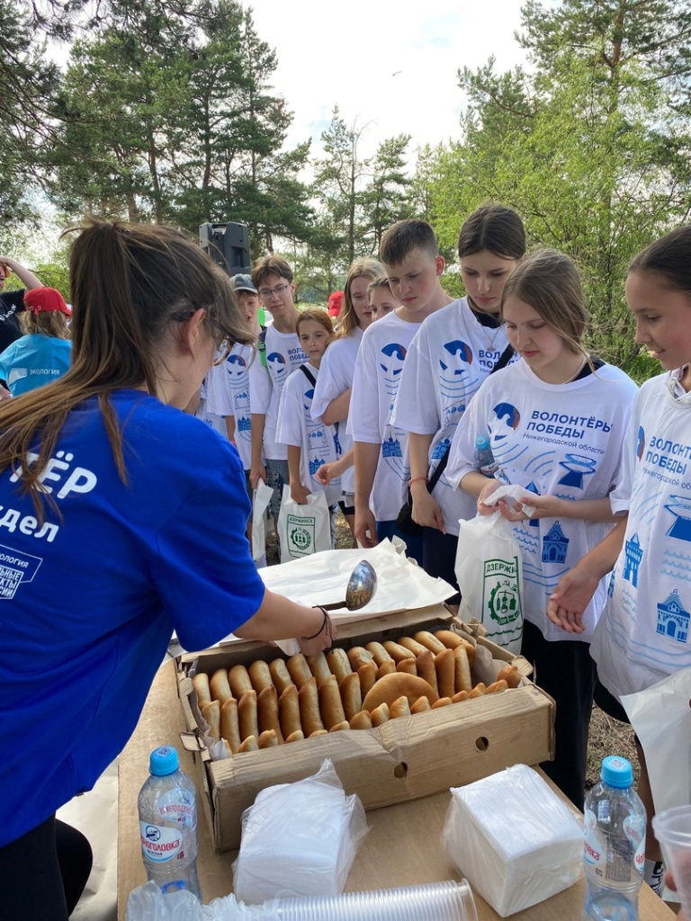 Больше 100 мешков мусора вывезли с берегов озера волонтеры Дзержинска