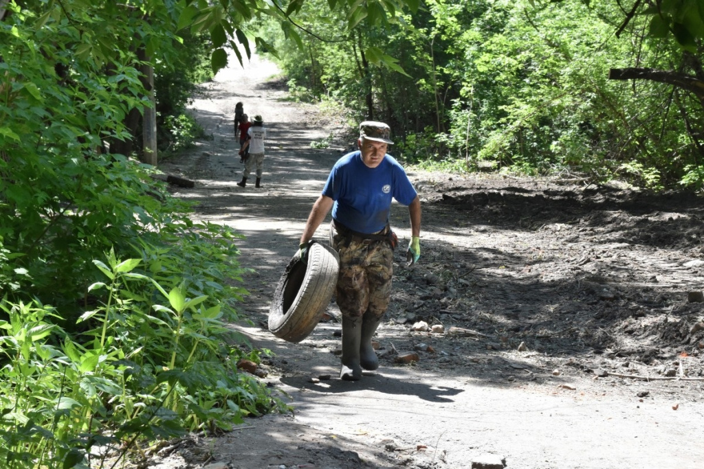 Кресла, бампер и кинескоп: волонтеры Алтая нашли целый склад на берегах Пивоварки
