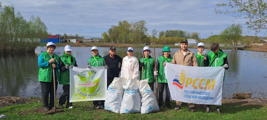 В Чувашии 20 человек вышли прибрать берег пруда в старинной деревне большие Бикшихи