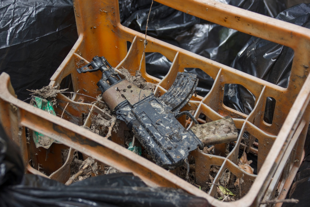 Новый самокат извлекли из воды алтайские волонтеры