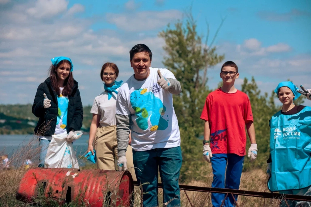 Амбассадор акции «Вода России» Юлия Михалкова помогла саратовцам подготовить городской пляж к новому сезону