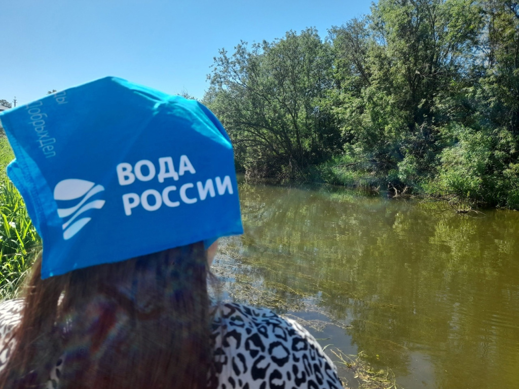 В селе Юсьве местные школьники тоже убрали мусор с берегов одноименной реки. Их «добыча» составила пару мешков мусора.