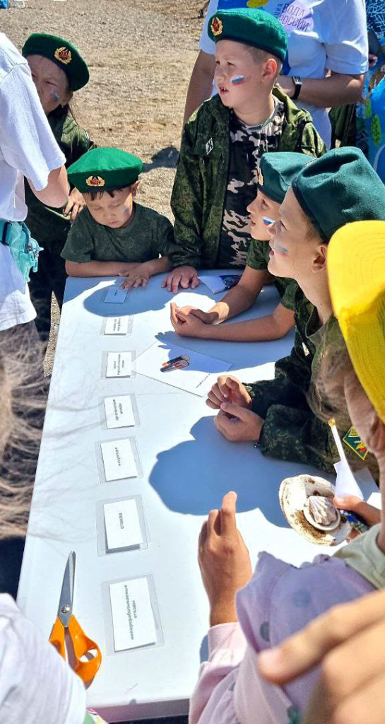 На Сахалине экоактивисты «Воды России» растянули на берегу гигантский триколор