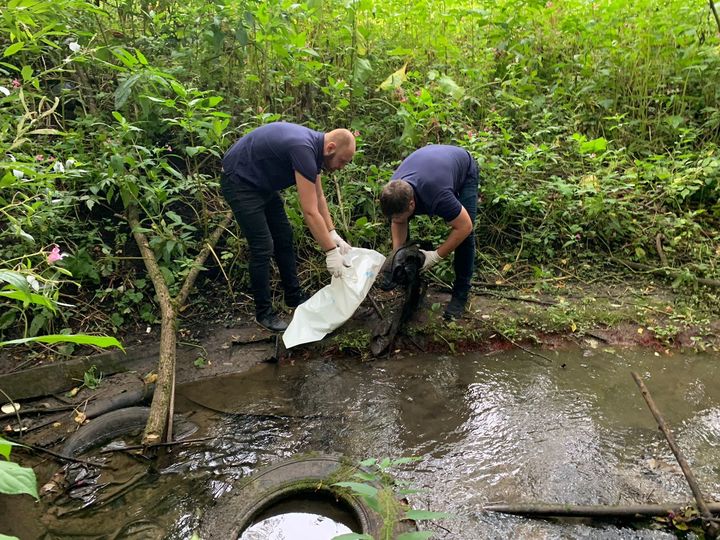 22 08 Новомосковск волонтеры МСК - НТ убирают мусор.jpg