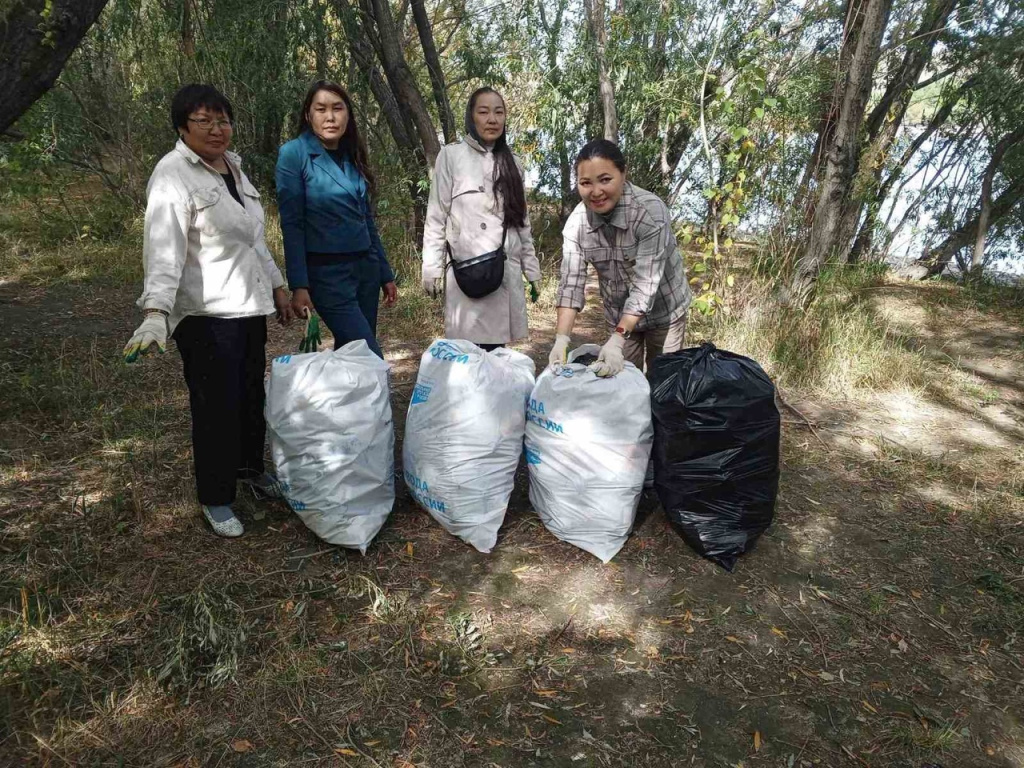 60 мешков мусора вывезли с берегов Енисея сотрудники министерства образования Республики Тыва.