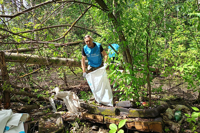 Экоактивисты вышли привести в порядок берега реки Люльченки.