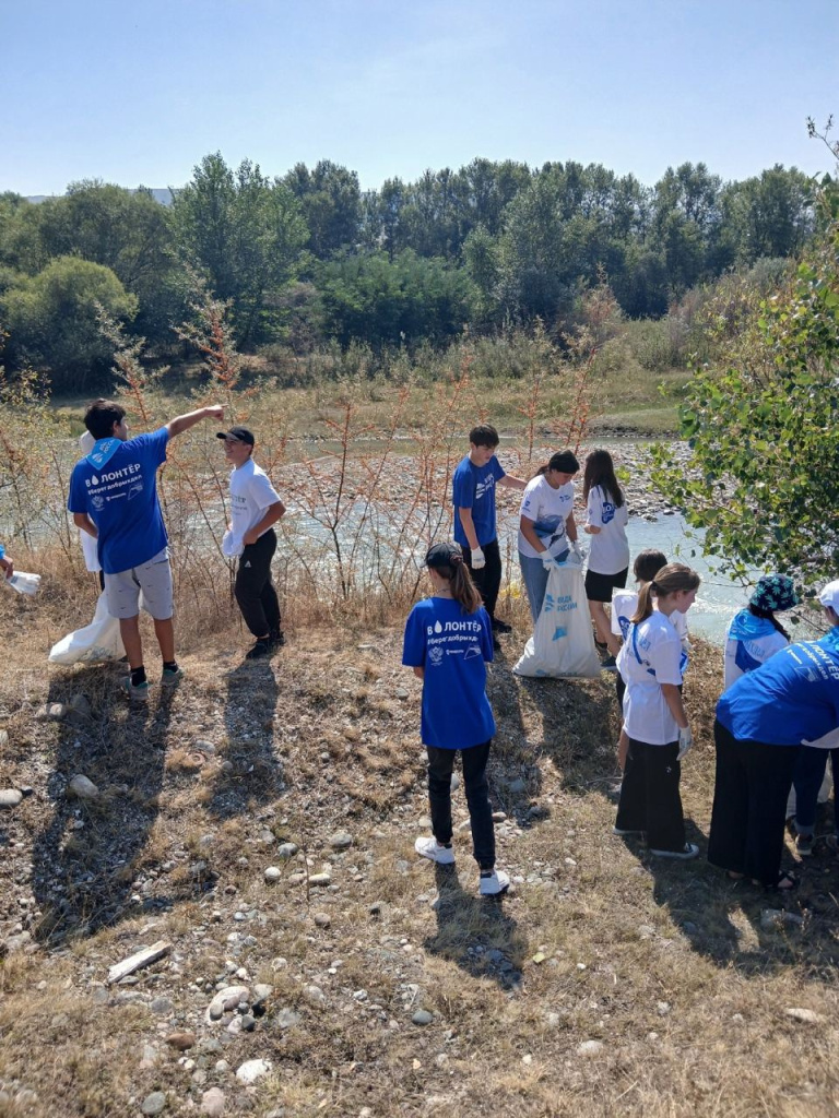 Юные волонтеры Карачаево-Черкесии очистили берег реки и спасли котенка