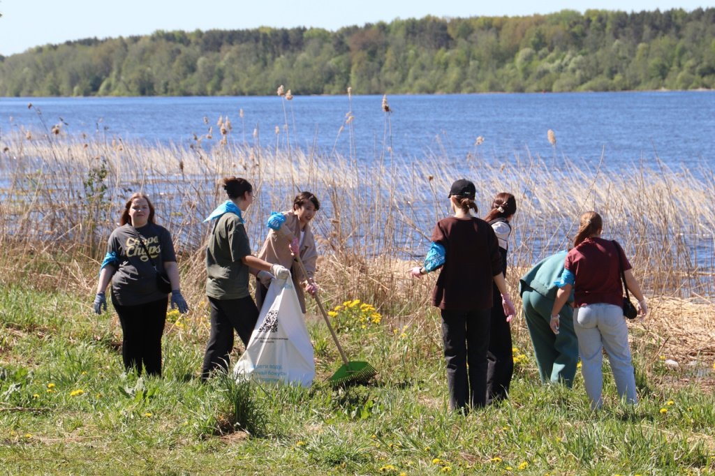 Крупный субботник на пляже в Кировске.