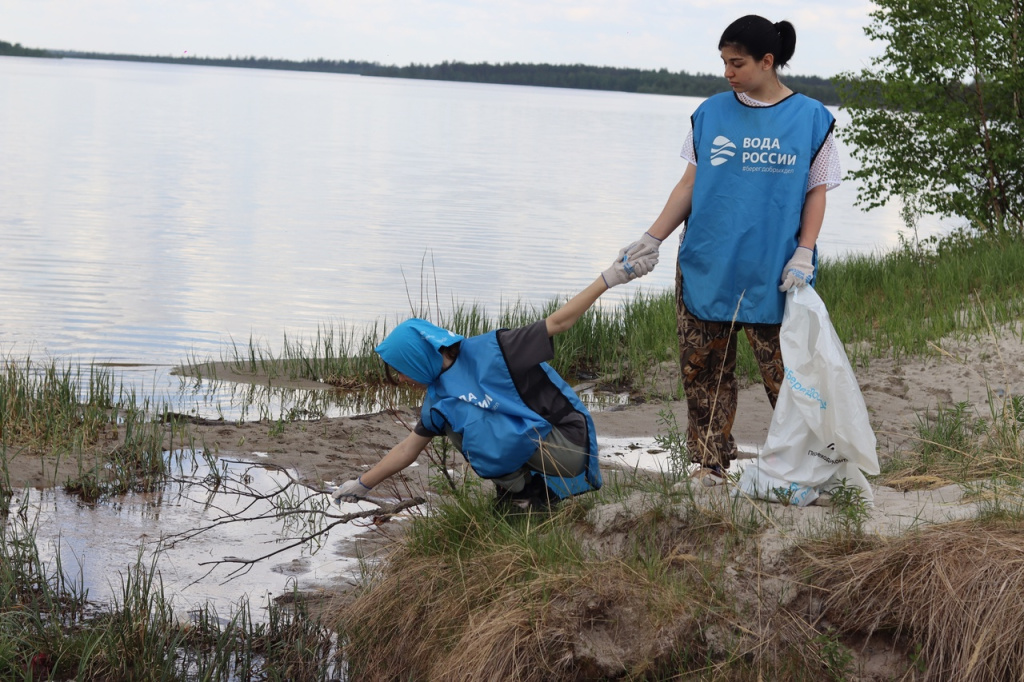 30 волонтеров – воспитанников центра добровольчества и патриотического воспитания «Кадет» вывезли 30 мешков мусора с берегов озера Тягамальто.