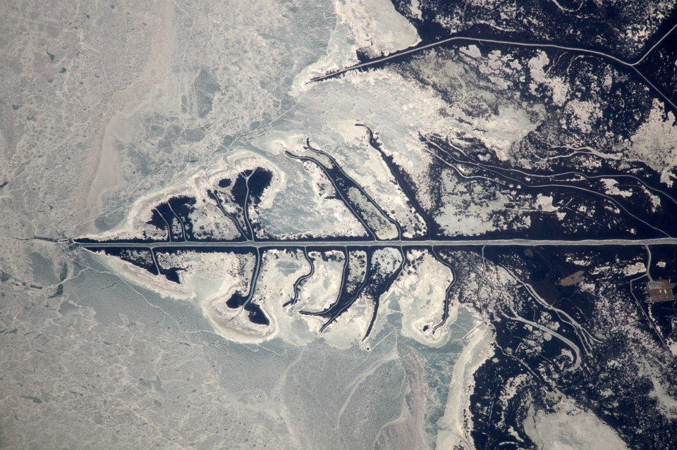 Место впадения Урала в Каспийское море. Снимок из космоса. WzL_UIqtKS8.jpg