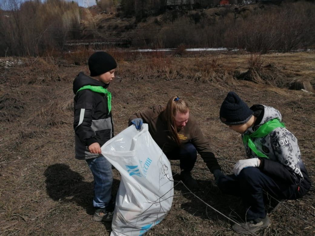 Юные экологи поселка Чульман очистили от мусора 700 метров одноименной реки