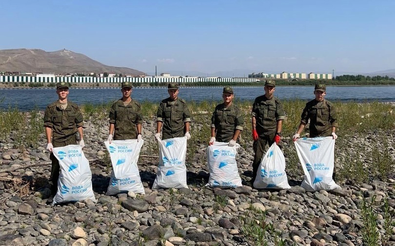 Более 80 мешков мусора собрали на субботниках волонтеры Тывы