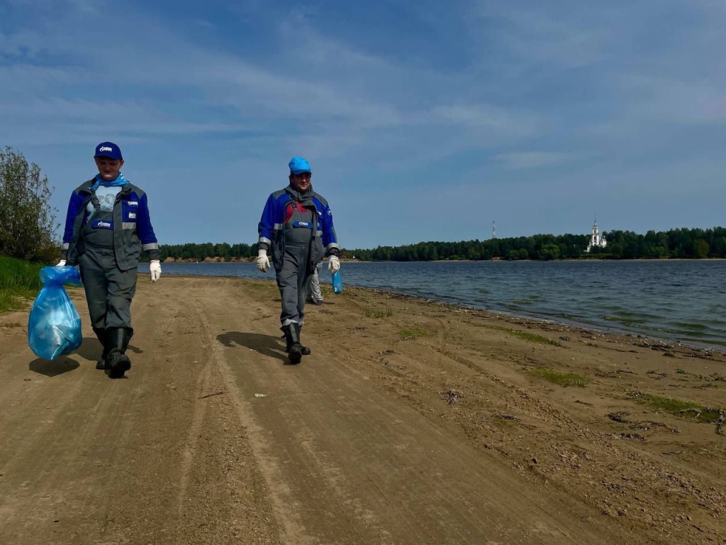 Берега Волги очистили от бытового хлама сотрудники Мышкинского ЛПУМГ.