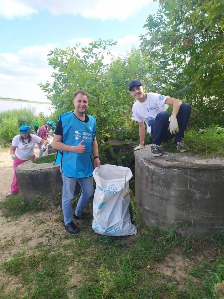 25 волонтеров вышли на уборку берегов Волги в Балахне Нижегородской области.