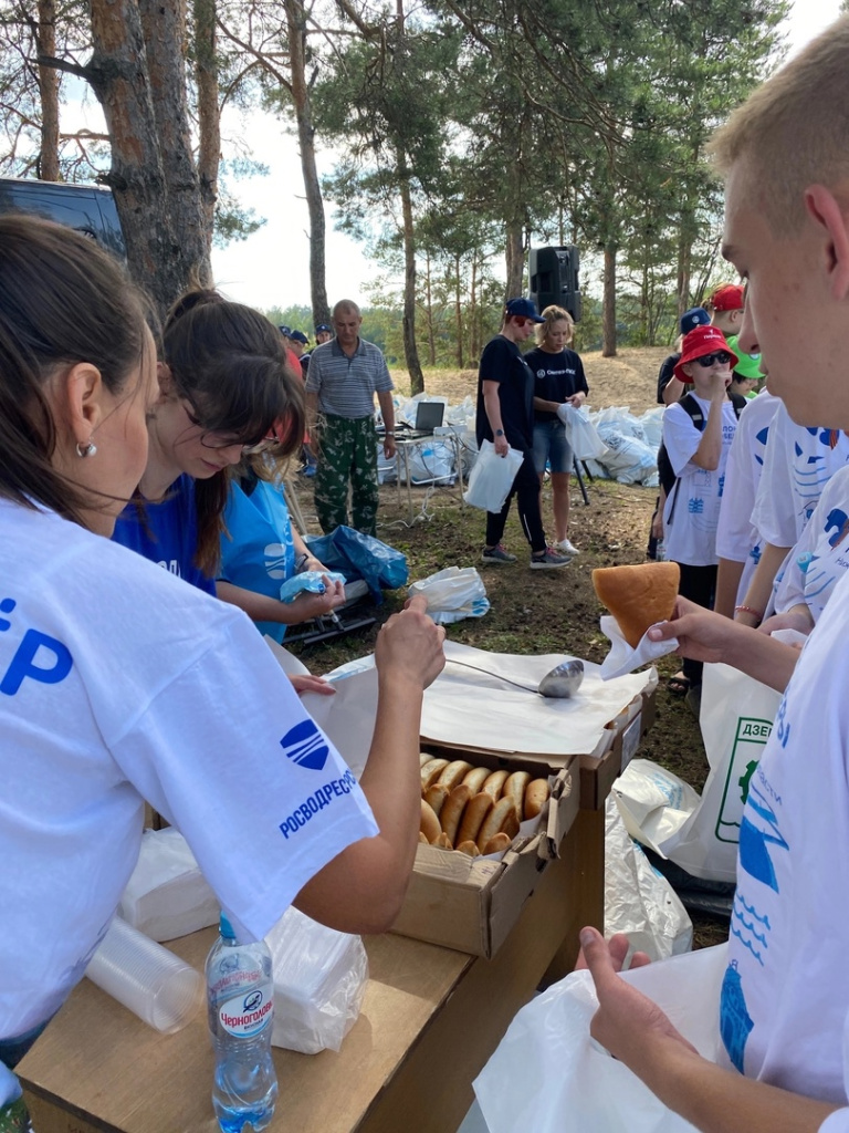 Больше 100 мешков мусора вывезли с берегов озера волонтеры Дзержинска