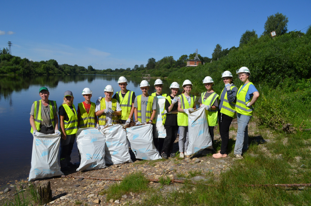 На 3,5 кубометра мусора стали чище берега реки Сухоны