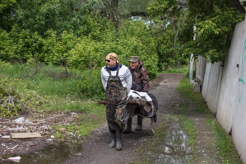 Новый самокат извлекли из воды алтайские волонтеры