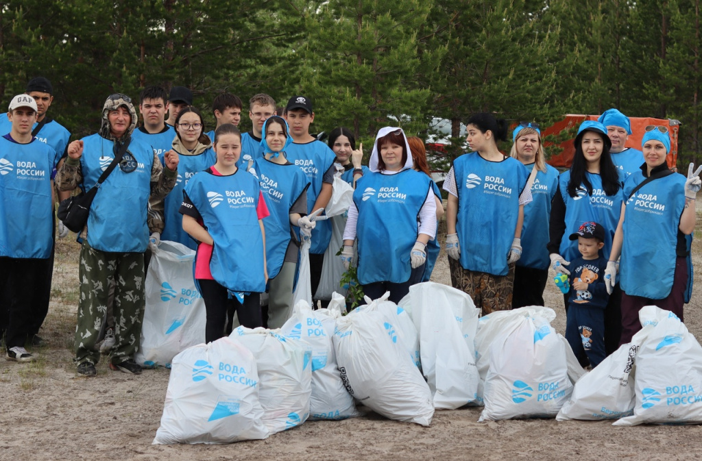 30 волонтеров – воспитанников центра добровольчества и патриотического воспитания «Кадет» вывезли 30 мешков мусора с берегов озера Тягамальто.