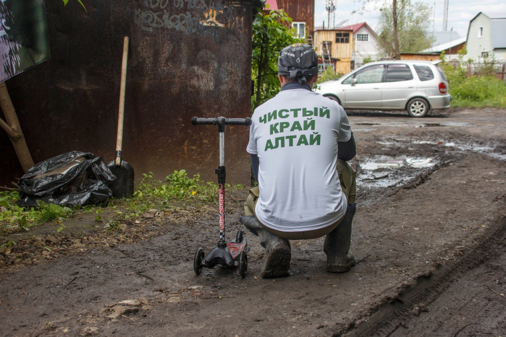 Новый самокат извлекли из воды алтайские волонтеры