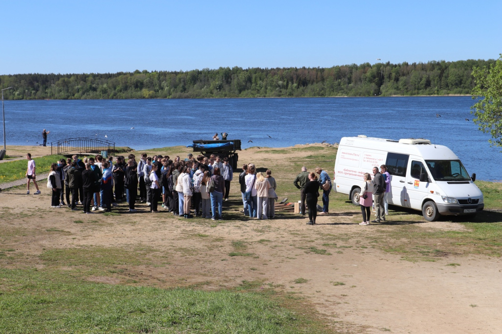 Крупный субботник на пляже в Кировске.
