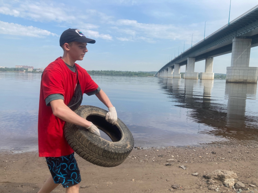 Молодежная группа «Команда К» из Кондратова очистила берег реки Камы.