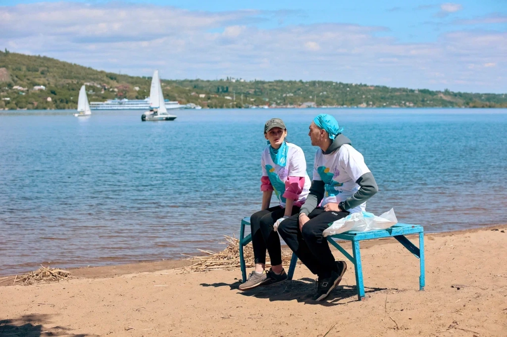 Амбассадор акции «Вода России» Юлия Михалкова помогла саратовцам подготовить городской пляж к новому сезону