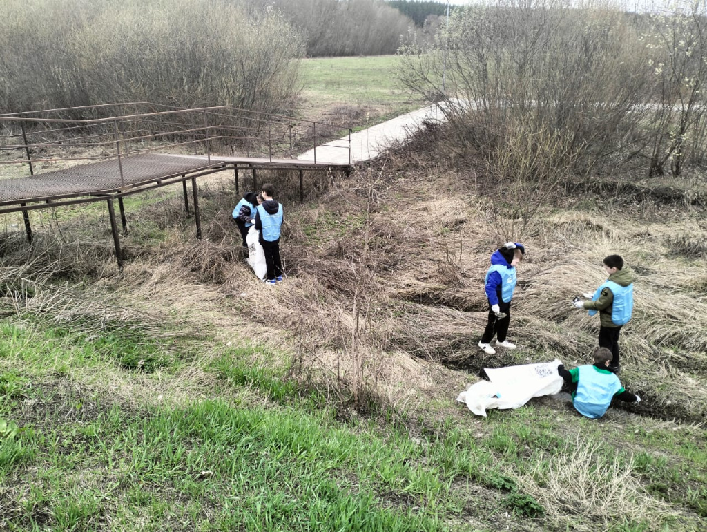 В Буинском районе экоактивисты очистили 2 км береговой линии реки Карлы и вывезли отсюда 8 кубометров мусора.