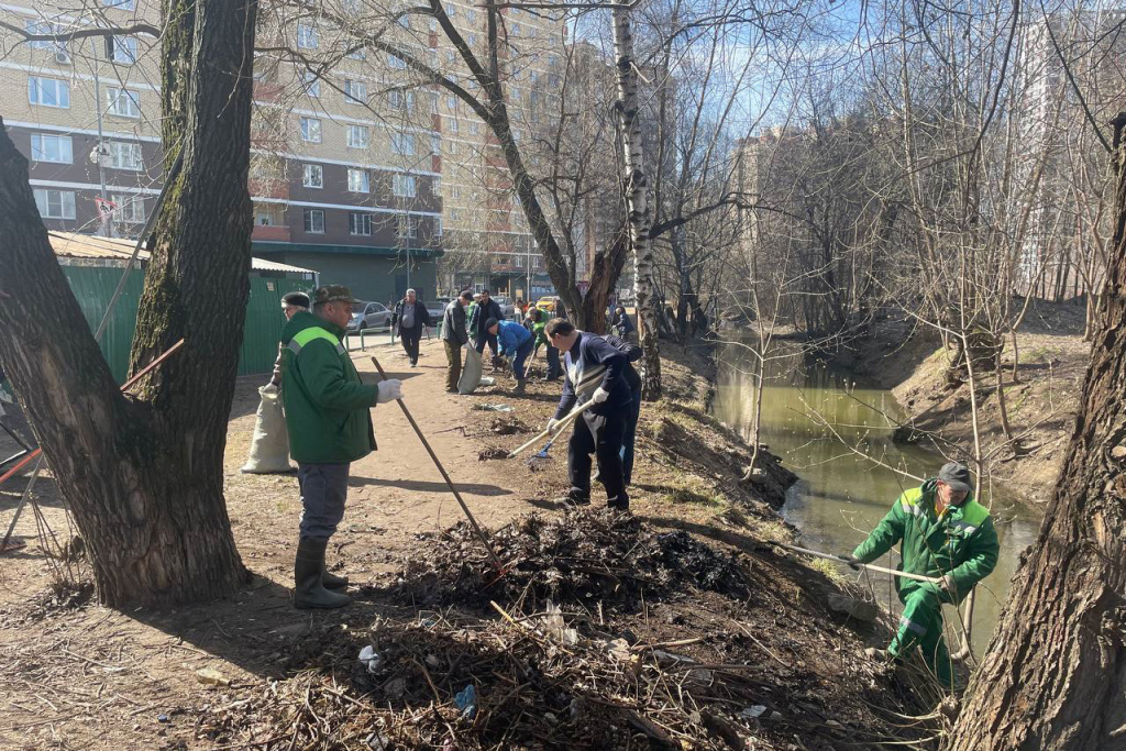 220 волонтеров вышли на уборку в Котельниках лыворалыовопыла.jpg