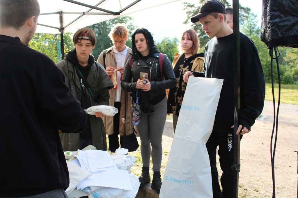 21 09 волонтеры СПБ с мешками 111.jpg