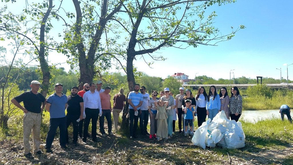 100 человек вышли на берега реки Кубань в Черкесске
