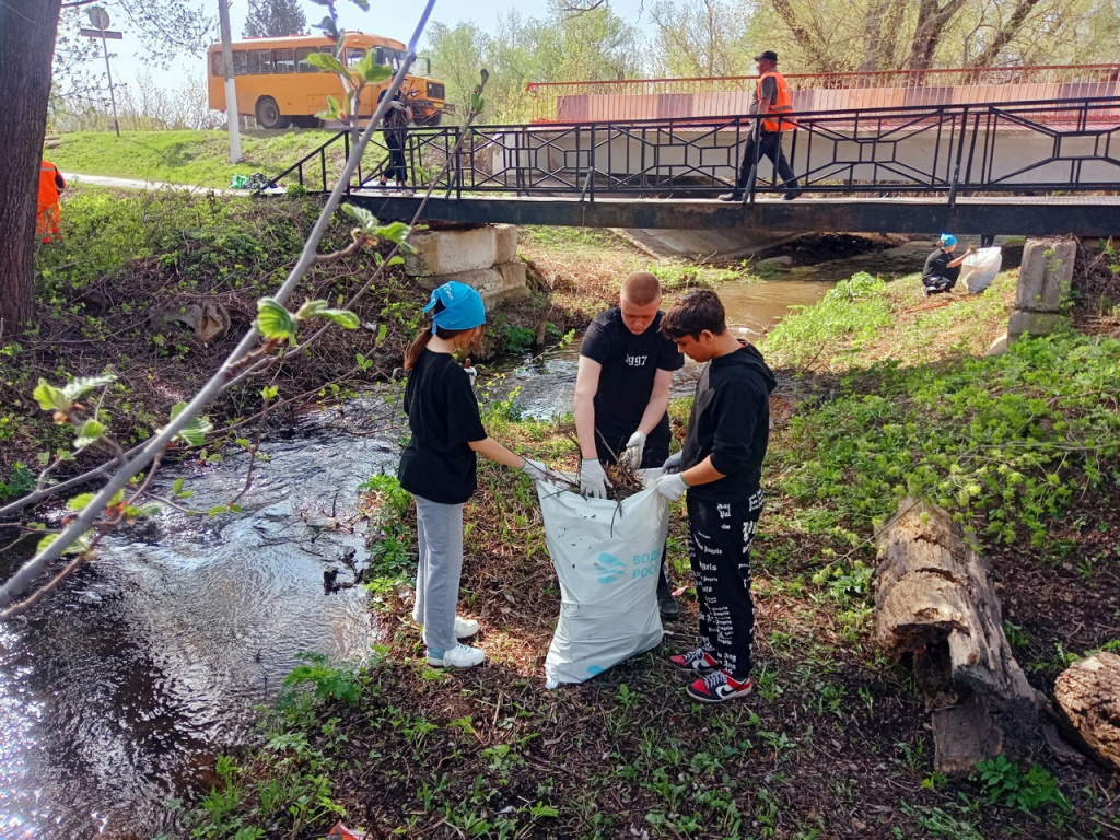 От Приморья до Поволжья на берега рек и озер выходят самые молодые волонтеры!