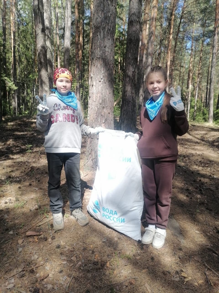 9 мешков мусора и автомобильную покрышку вывезли с берегов оз. Полуденка юные жители г. Нефтекамска.