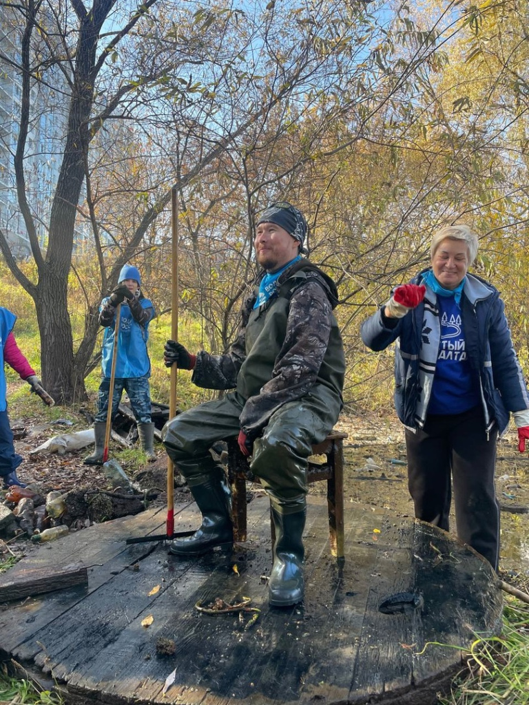 Алтайские волонтеры извлекли из воды бумеранг