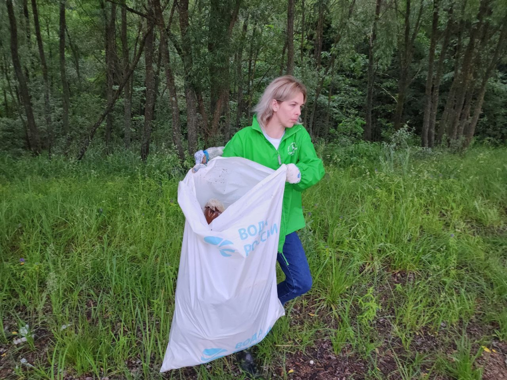 Берег Рузского водохранилища очистили от мусора волонтеры «Воды России».