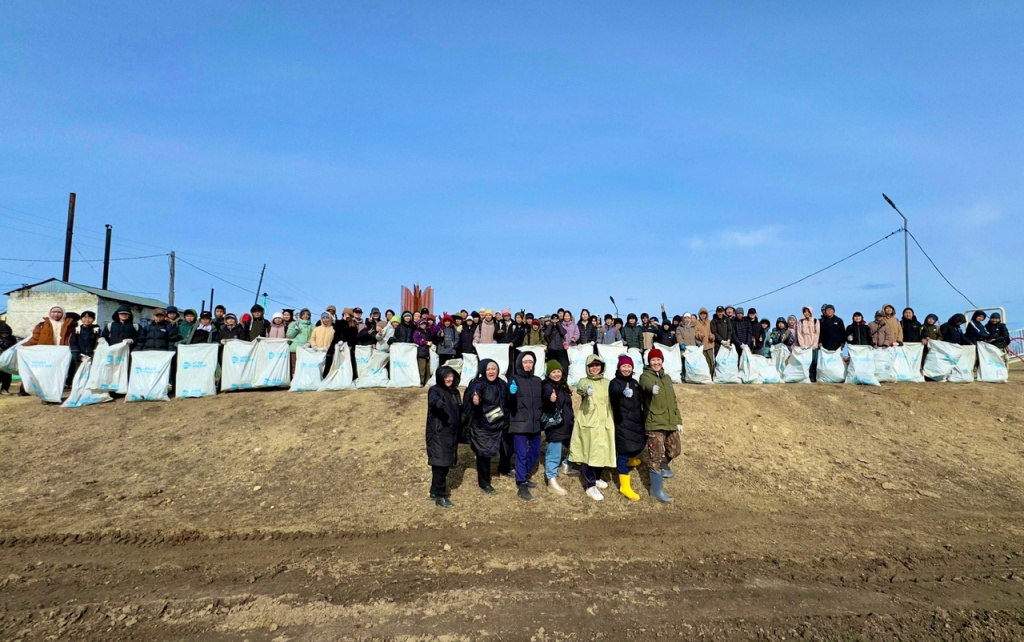 Амгинские школьники из детской общественной организации «Амма кэскилэ» вывезли 48 мешков хлама с берегов озера в Амге