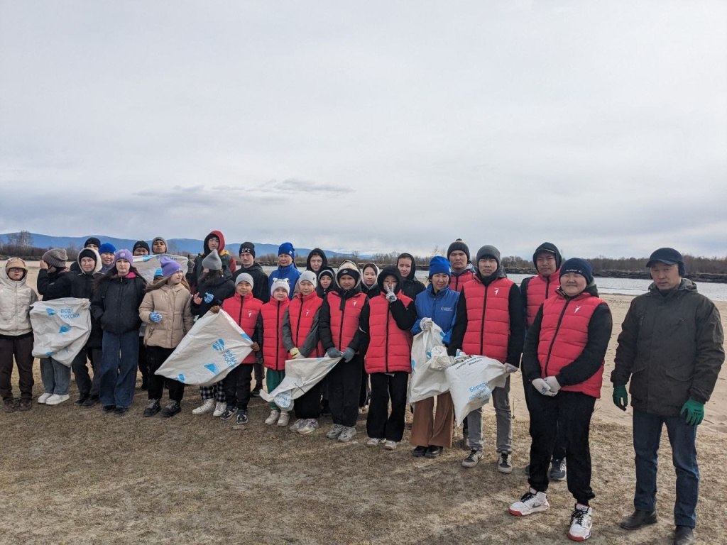 В Прибайкалье наши экоактивисты вывезли 10 мешков мусора в ходе первой в этом сезоне акции на берегах реки Баргузин