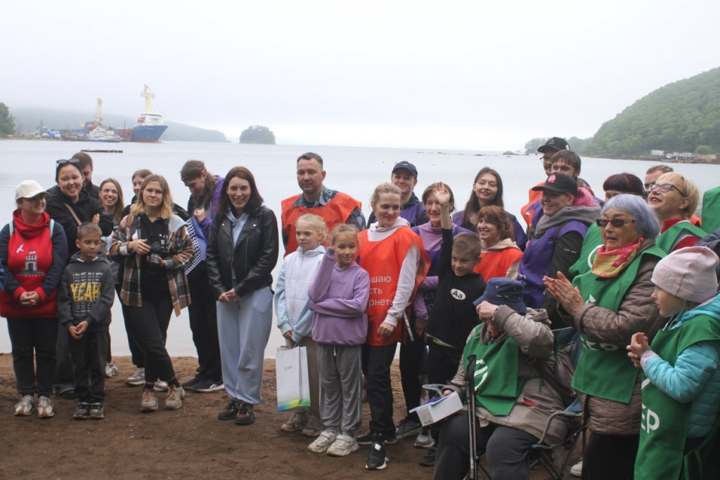 Волонтеры очистили 1,5 км береговой линии острова Русский во Владивостоке