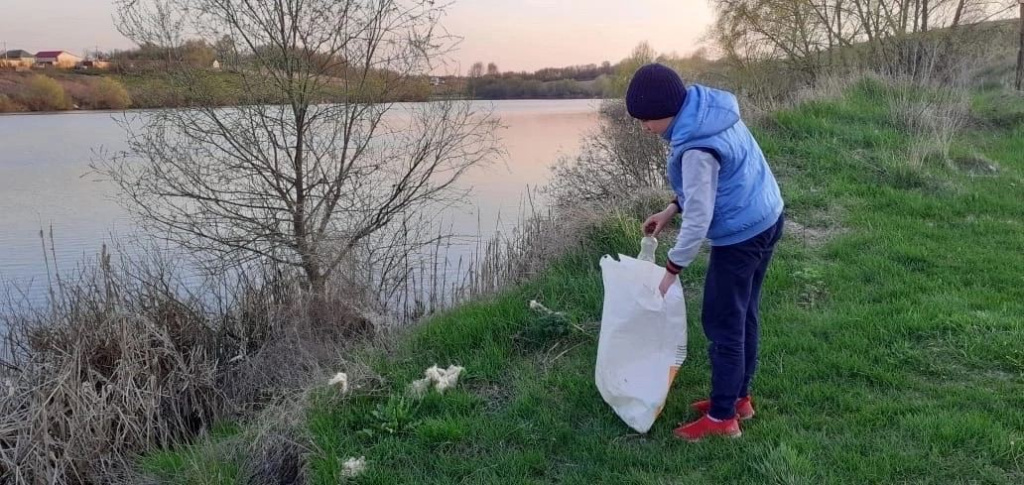 50 кг мусора вывез с берегов пруда волонтер-одиночка в Белгороде
